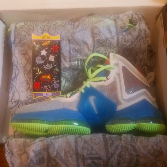 Lebron XIX - Picture 10 of 12